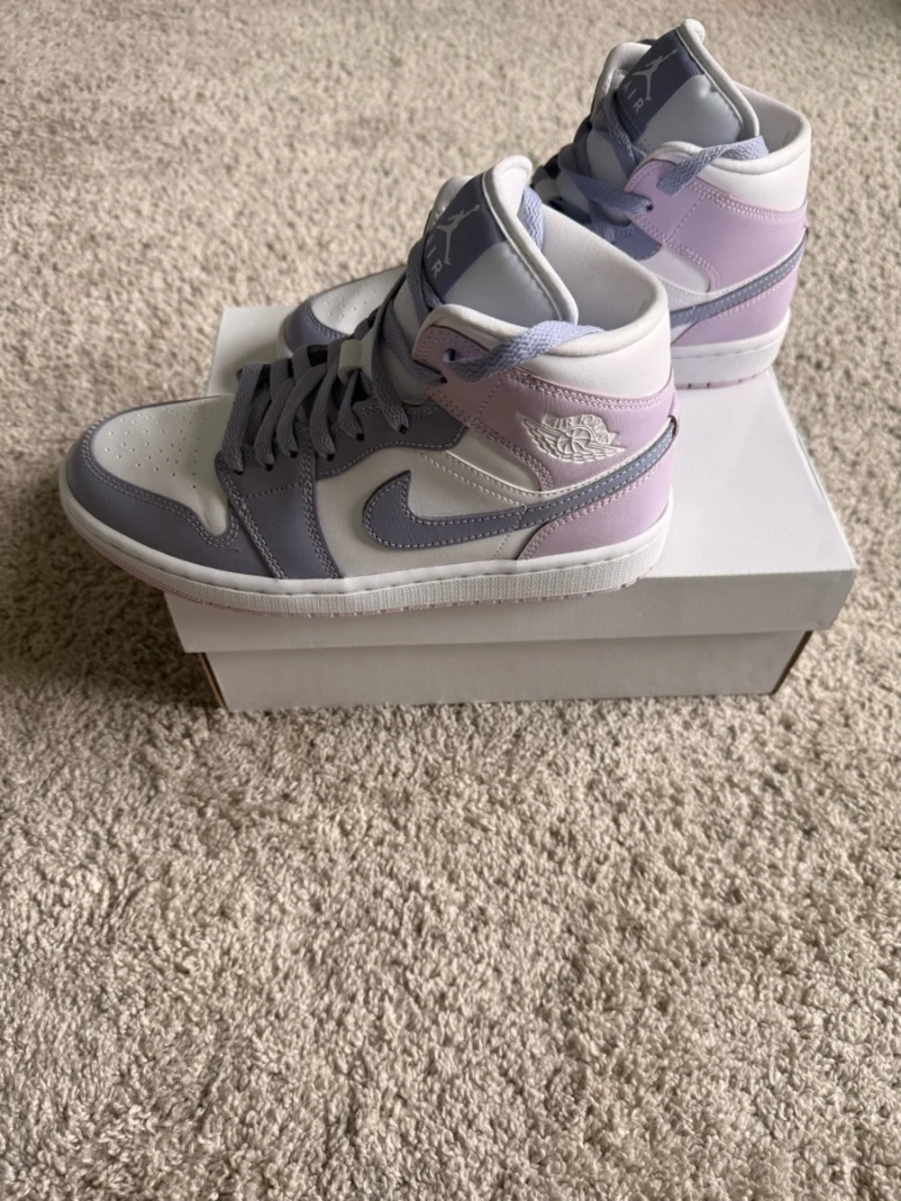 Great condition!!
Women’s Nike Air Jordan 1 Mid — Indigo Haze/Doll/White - Picture 7 of 13